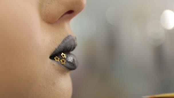Espumantes de ouro em lábios — Vídeo de Stock