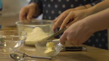 Eller tereyağı kesmek