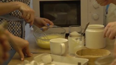 Kadın dayak yumurta