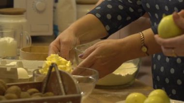 Kadın el ekler tereyağı