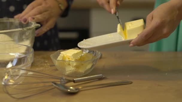 Frauenhände schneiden Butter — Stockvideo