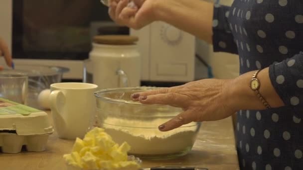 Жінка руки в борошні — стокове відео