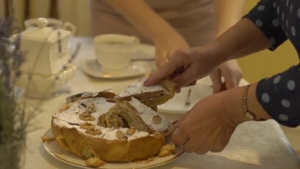 Le donne tagliano la torta — Video Stock