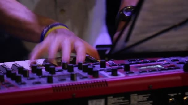 Mãos Tocar teclado piano rápido — Vídeo de Stock