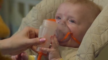 Oksijen maskesi ile bebek