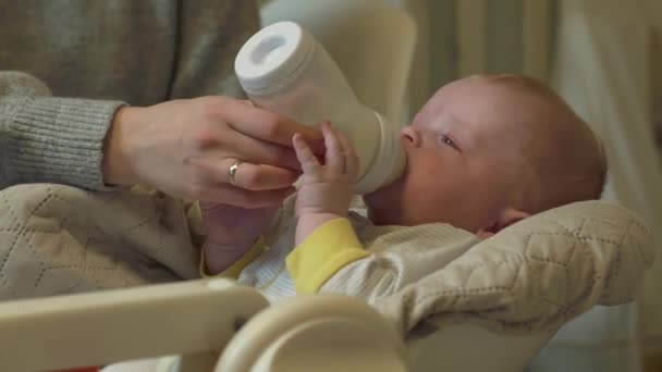Ребенок ест из бутылки — стоковое видео