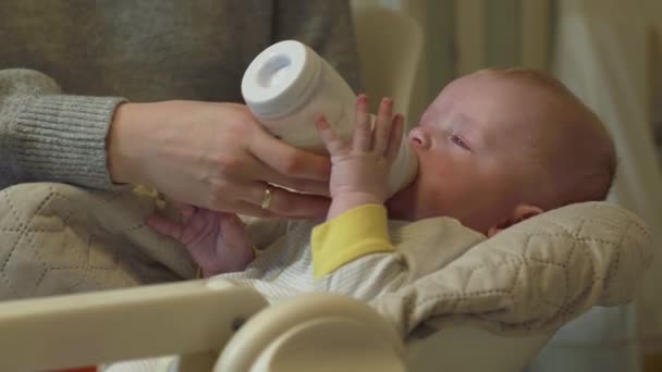 Şişe gelen bebek yiyor — Stok video