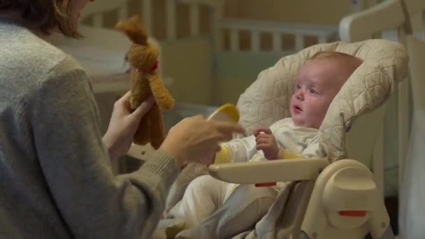 Mãe penteando um bebê — Vídeo de Stock
