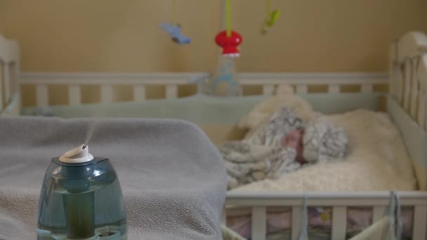 加湿器婴儿睡觉 — 图库视频影像