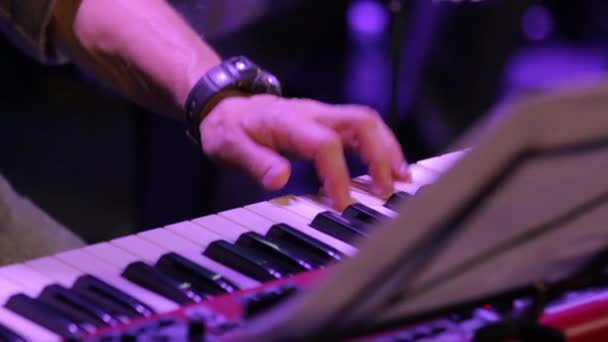 一只手弹奏钢琴键盘 — 图库视频影像
