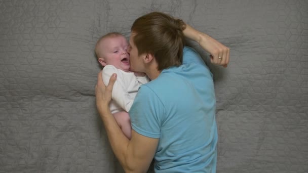 父亲欢呼男婴 — 图库视频影像