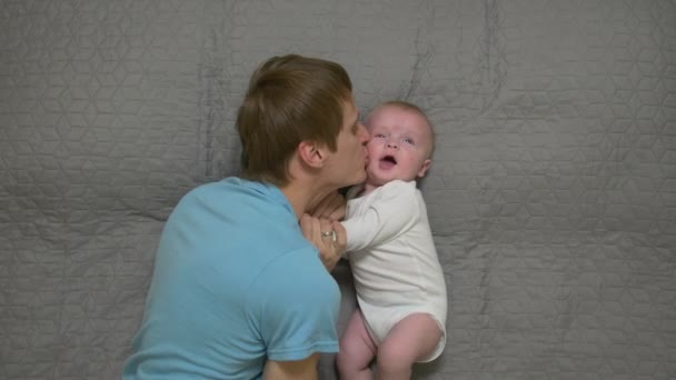 Vader kussen babyjongenpadre de niño besos — Stockvideo