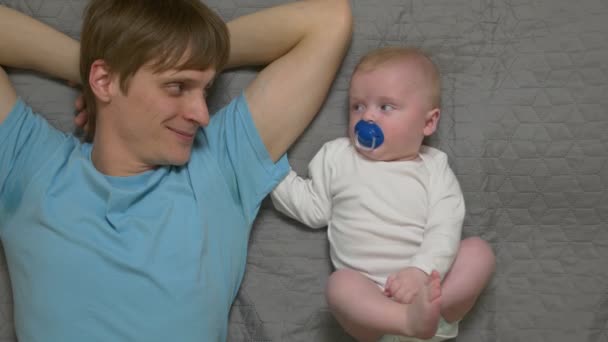 Niño bebé mira a padre — Vídeos de Stock