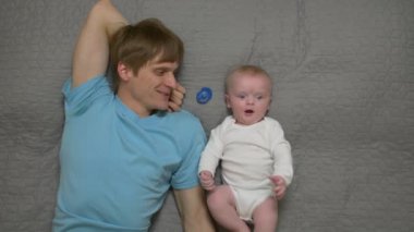 Baba ile bebek çocuk dinlenme