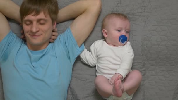 Repos de bébé avec le père — Video