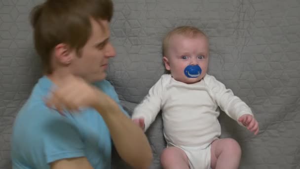 父亲与一个男婴 — 图库视频影像