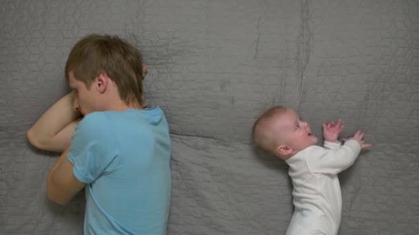 Papà dorme con il bambino — Video Stock