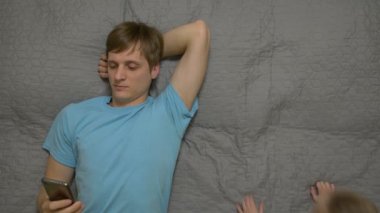 Baba kızı yok sayar