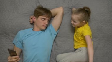 Baba telefon koymak ve çocuk konuşmak