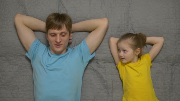 父親と話をしている少女 — ストック動画