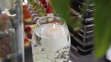 Beyaz mumlar çiçek tasarım