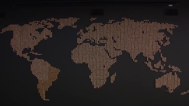Mappa del mondo su parete nera — Video Stock