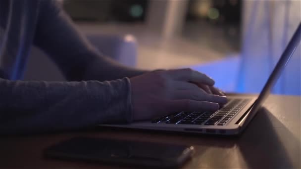 Ман руки ніч робота ноутбука — стокове відео