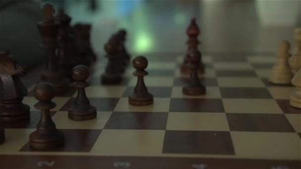Un échiquier avec des échecs 