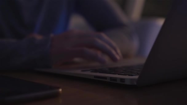 Nattarbete på den bärbara datorn — Stockvideo