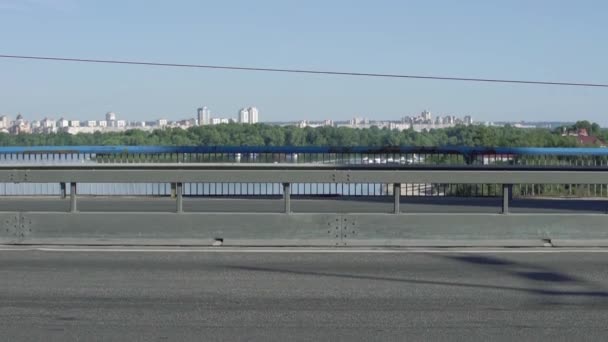 Mobil dan Sepeda di Jembatan — Stok Video