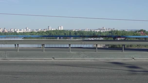 Autos und Fahrrad auf der Brücke — Stockvideo