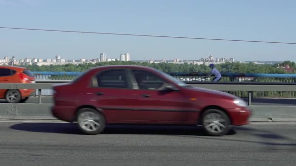 Велосипедист і автомобілі на мосту — стокове відео