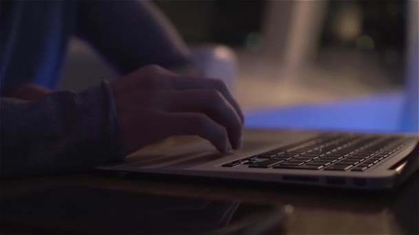 Computer portatile da lavoro notturno maschile — Video Stock