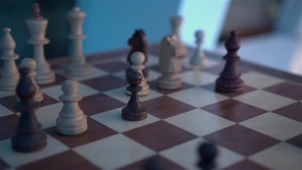 Mano masculina jugando ajedrez — Vídeos de Stock