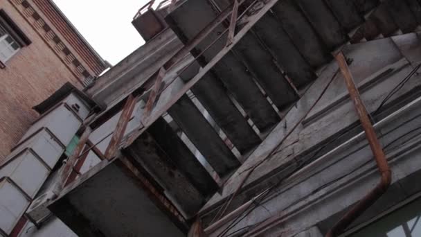 古い火災エスケープ階段 — ストック動画
