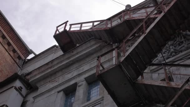 Escape de incendios en el edificio — Vídeos de Stock