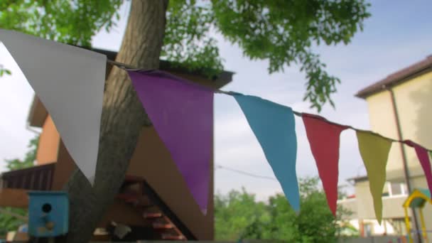 Banderas triangulares multicolores — Vídeo de stock