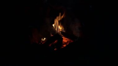 Gece bir şenlik ateşi