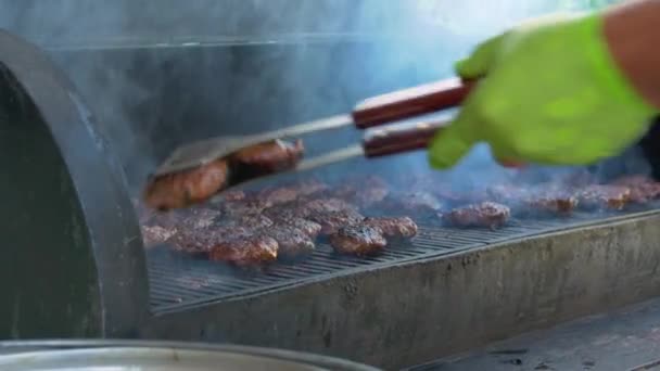 Um hambúrguer grelhado de carne — Vídeo de Stock