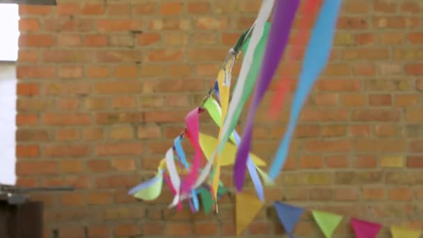 Banderas de triángulo de colores de viento — Vídeo de stock