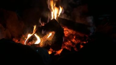 Gece Alevler içinde Şenlik Ateşi