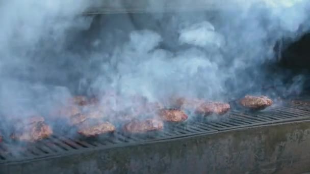 Burger Meat med röker — Stockvideo