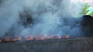 Cook ızgara üzerinde et açar