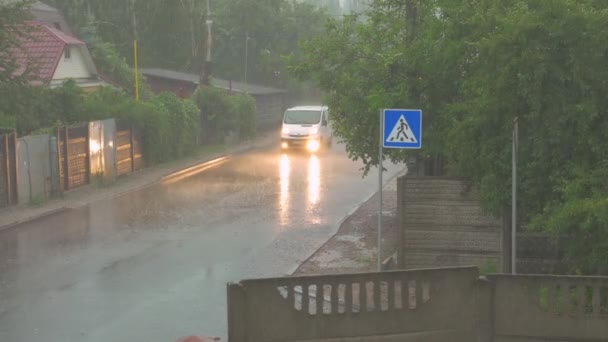 Auto in een onweersbui — Stockvideo