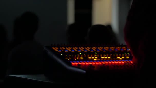 Consola de sonido por la noche — Vídeo de stock