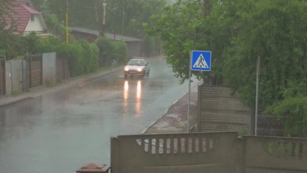 汽车在雷雨中行驶 — 图库视频影像