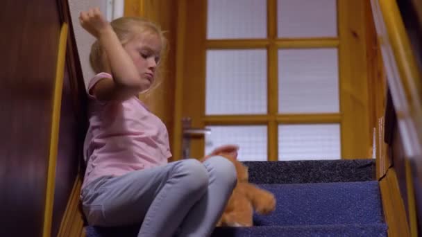 Βαρετό κορίτσι με το παιχνίδι αρκούδα — Αρχείο Βίντεο
