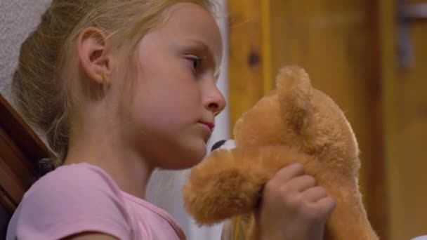 Mädchen wartet auf Eltern Nahaufnahme — Stockvideo