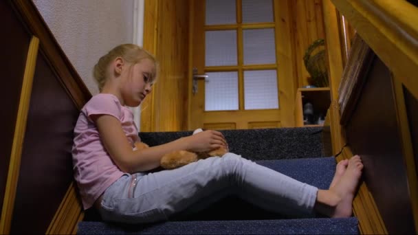 Mała dziewczynka samotnie w domu — Wideo stockowe