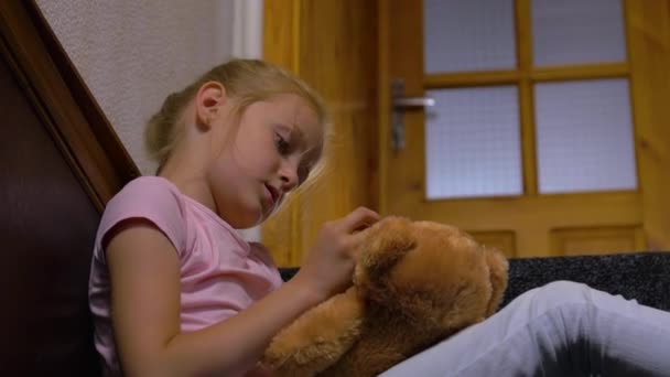 Kleines Mädchen spielt mit Teddybär — Stockvideo
